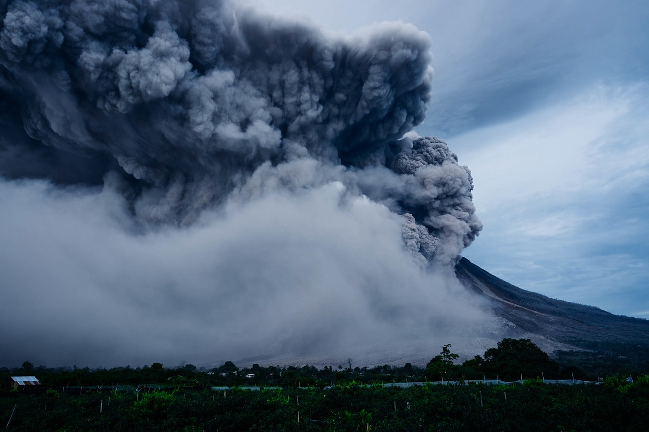 印尼勒沃托比火山再喷发 灰柱直冲天际